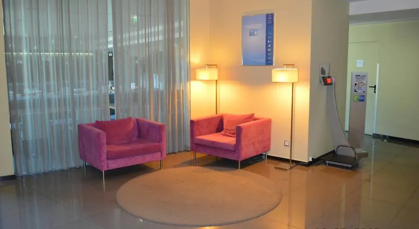 ***  Holiday Inn Express Lisbon Airport, An Ihg Hotel פורטוגל