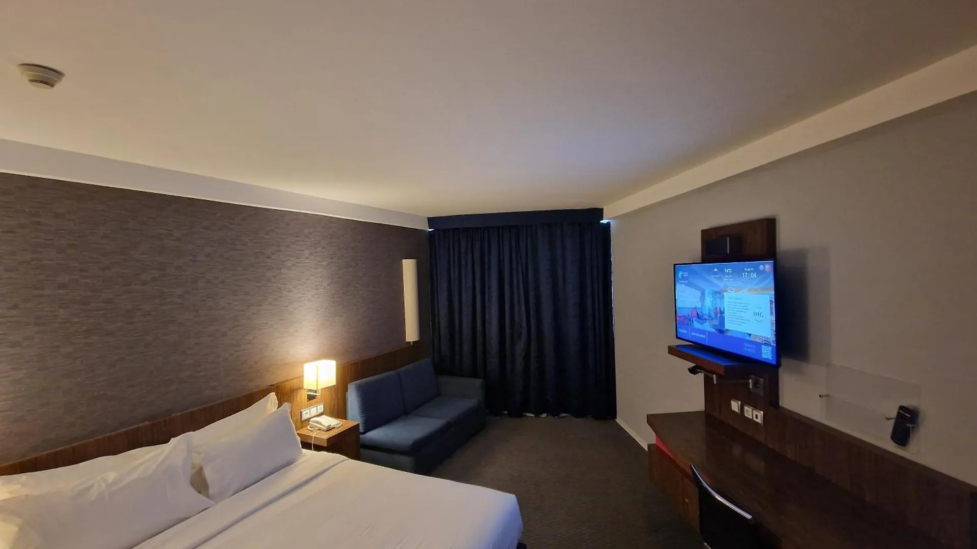 ***  Holiday Inn Express Lisbon Airport, An Ihg Hotel פורטוגל