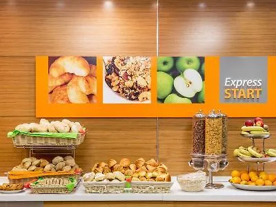 ***  Holiday Inn Express Lisbon Airport, An Ihg Hotel פורטוגל