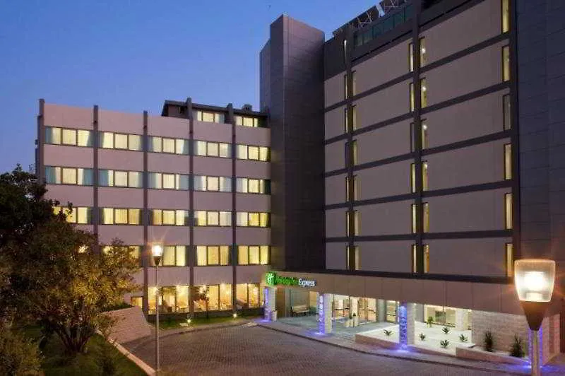 ***  Holiday Inn Express Lisbon Airport, An Ihg Hotel פורטוגל